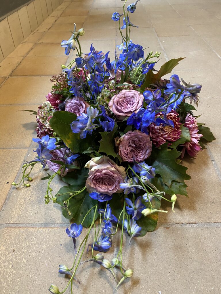 Ovaal Rouwbloemstuk Paars Blauw